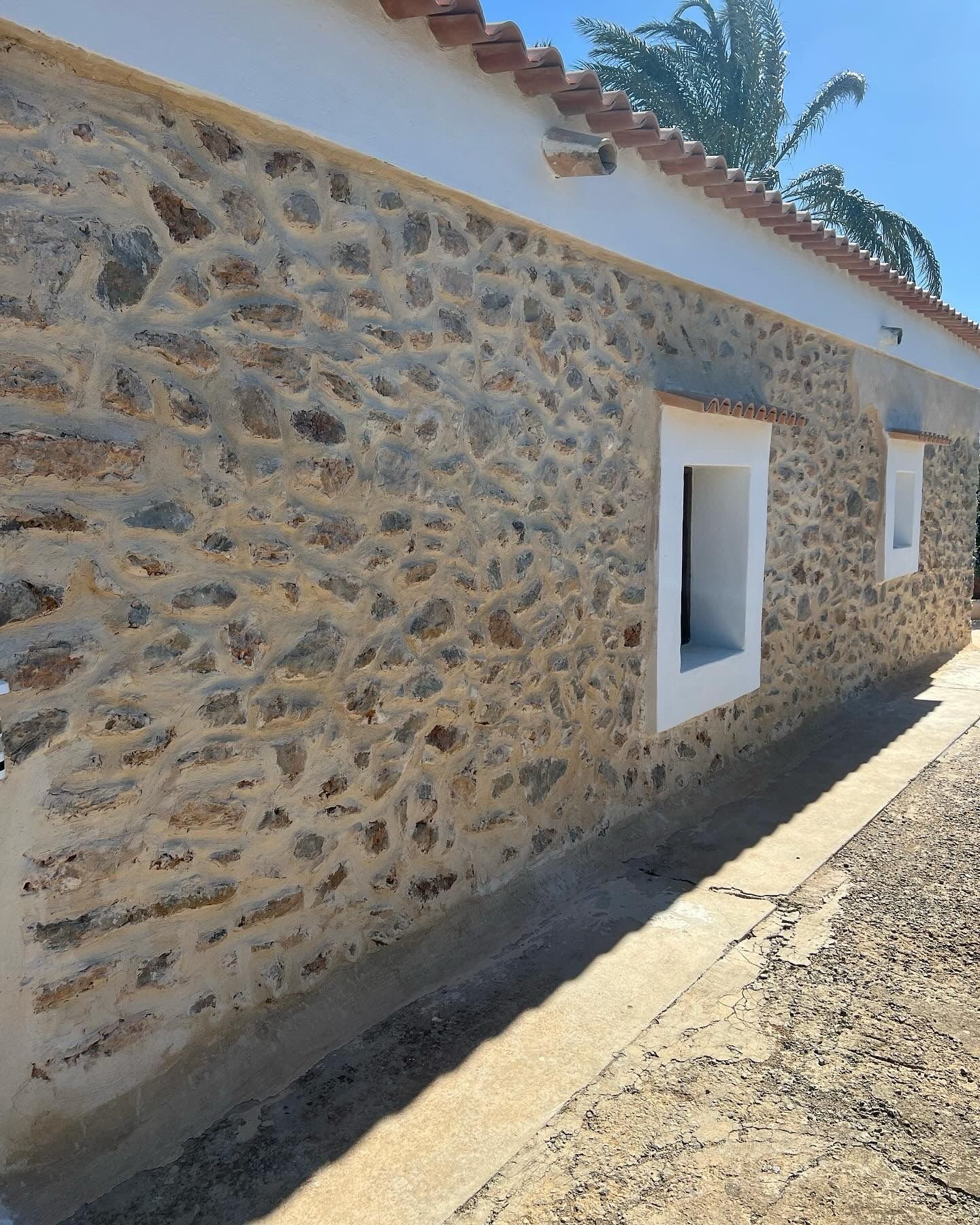 Fachada tradicional rehabilitada en Santa Agnès