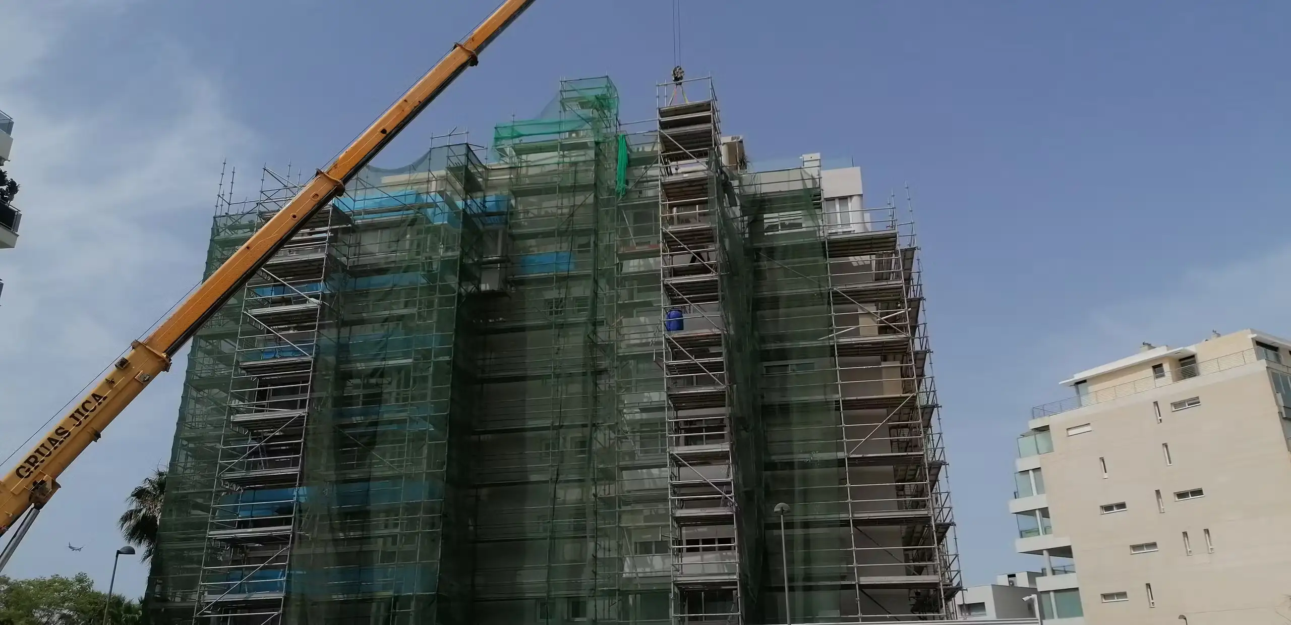 Detalle de restauración estructural de fachada con carpintería recuperada