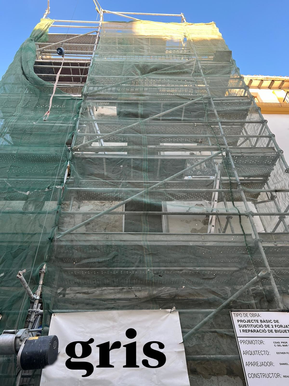 Fachada restaurada en Ibiza con tratamiento de humedades y pintura tradicional