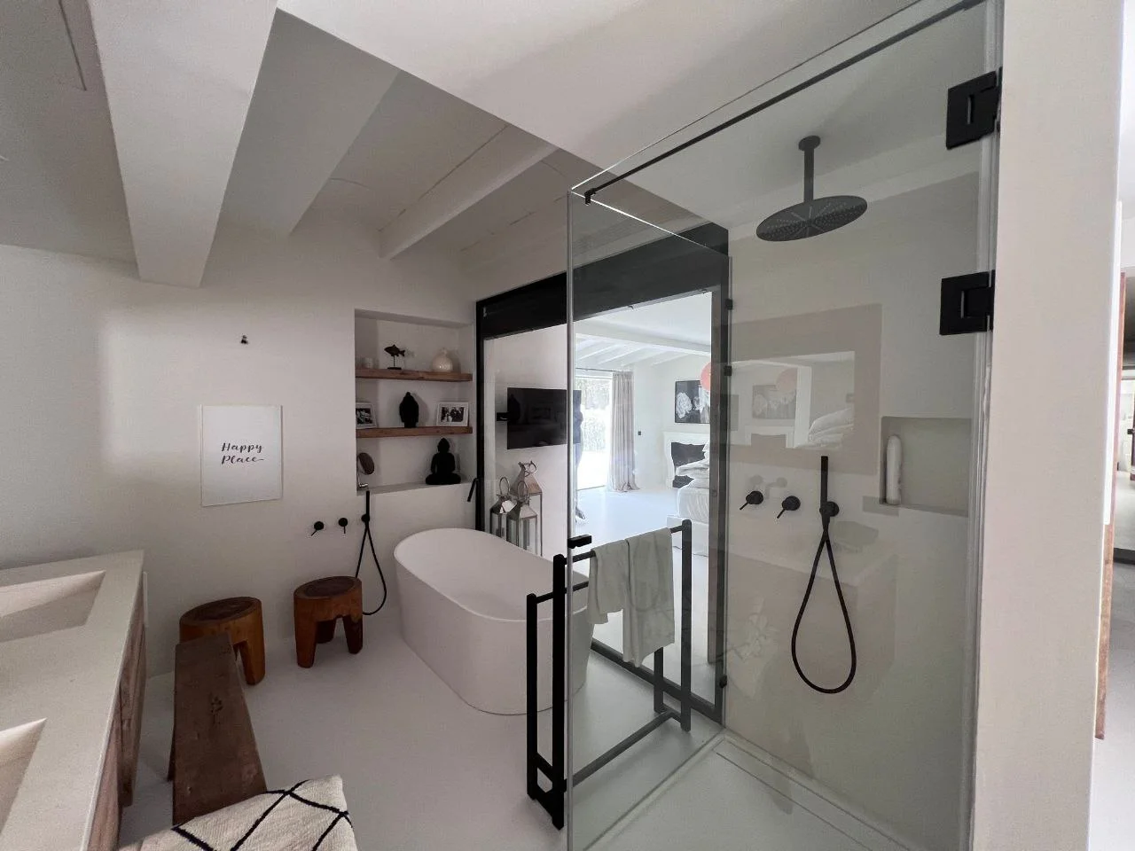 Baño de lujo con bañera exenta y ducha de lluvia en reforma en Ibiza