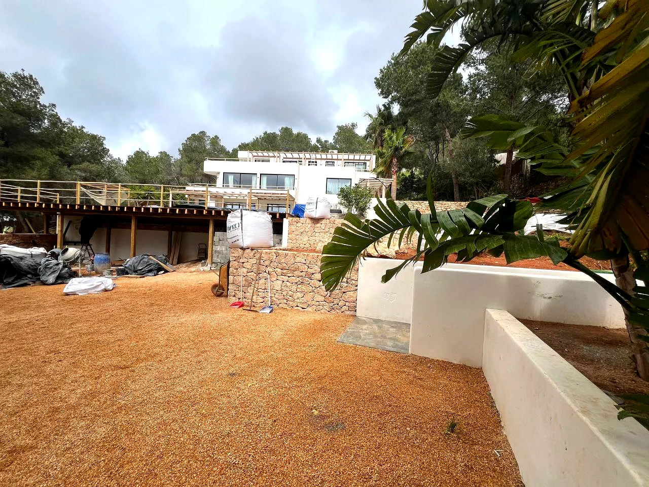 Villa construida en Ibiza con zona de piscina y muro de piedra seca