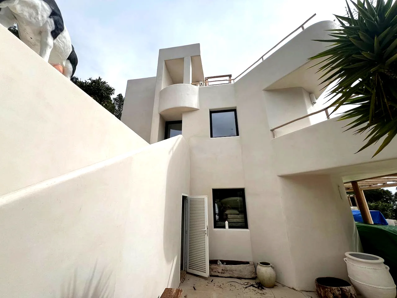 Villa de obra nueva en Ibiza con jardín mediterráneo