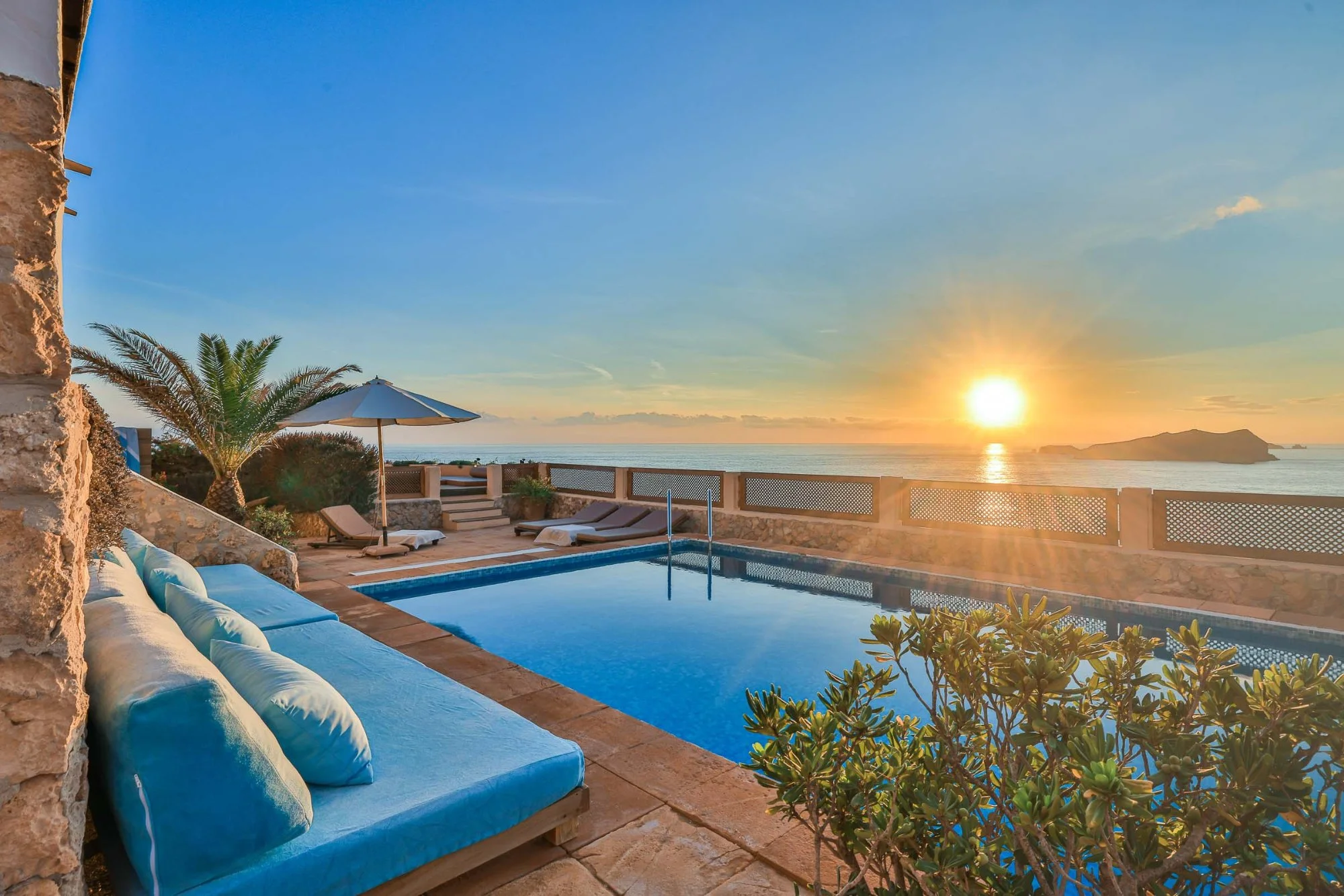 Villa Ibiza piscina atardecer reforma integral resultado final