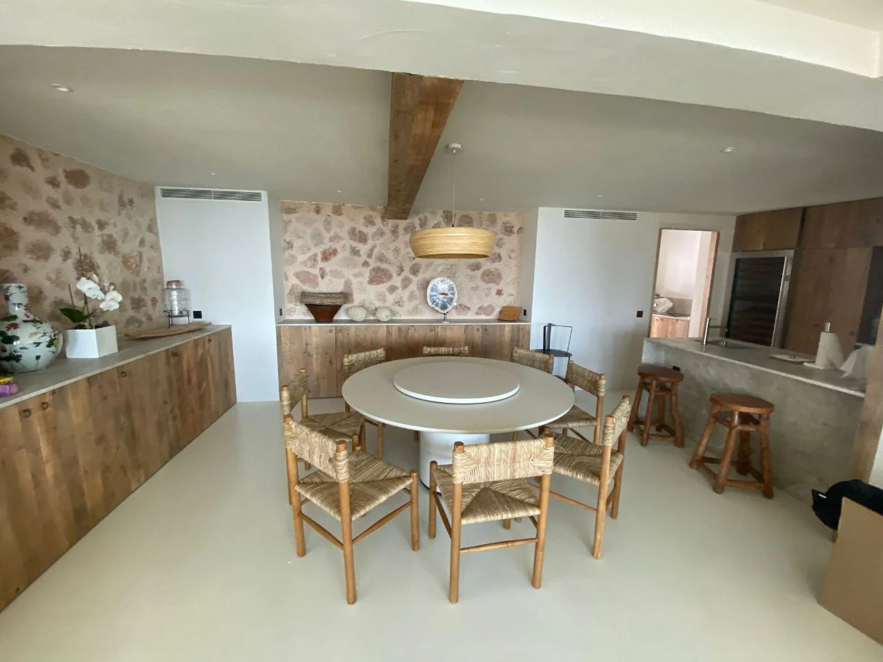 Reforma integral en Eivissa - comedor con piedra vista y microcemento