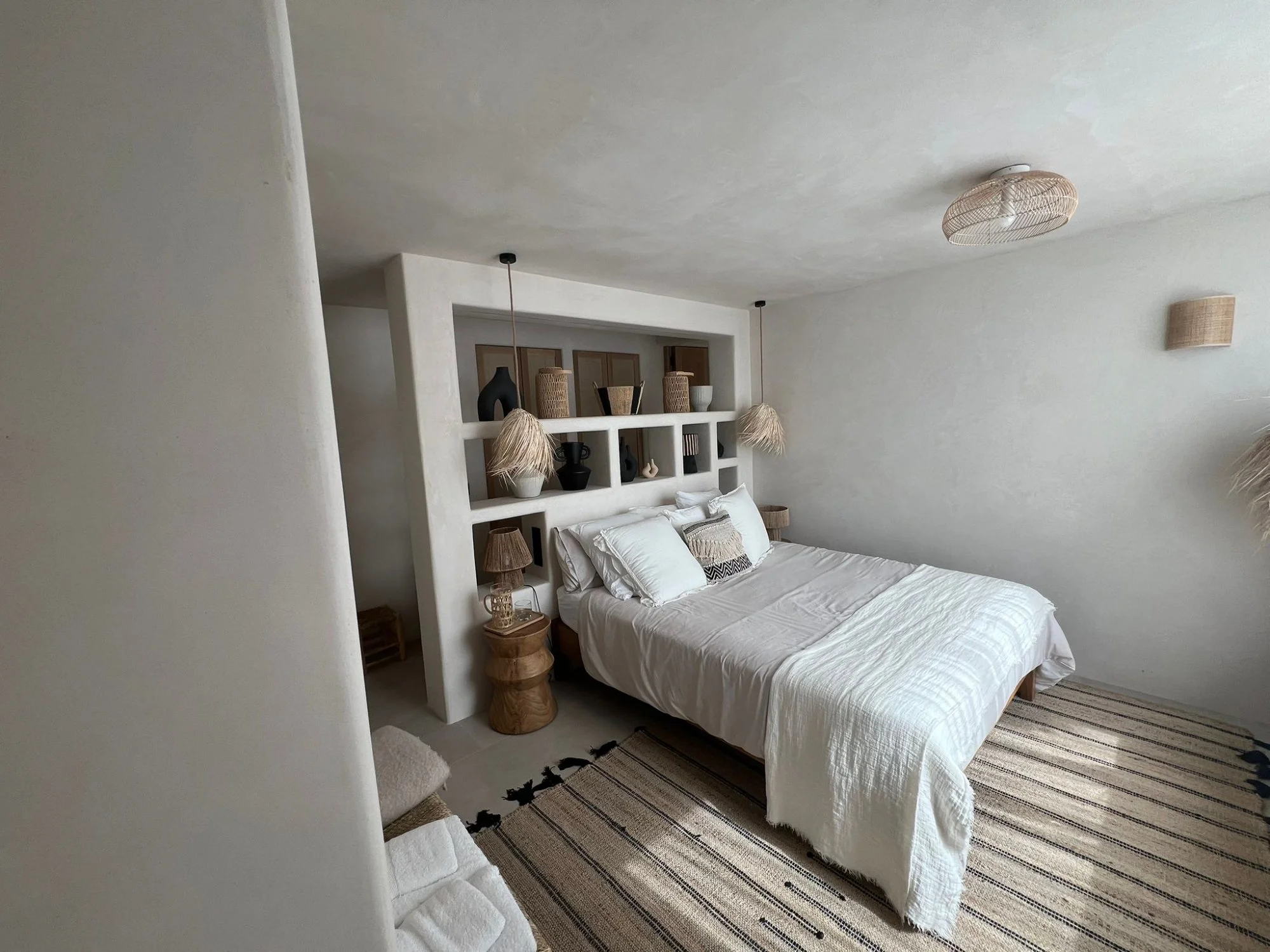 Dormitorio reformado en Santa Eulària Ibiza - cabecero nicho microcemento