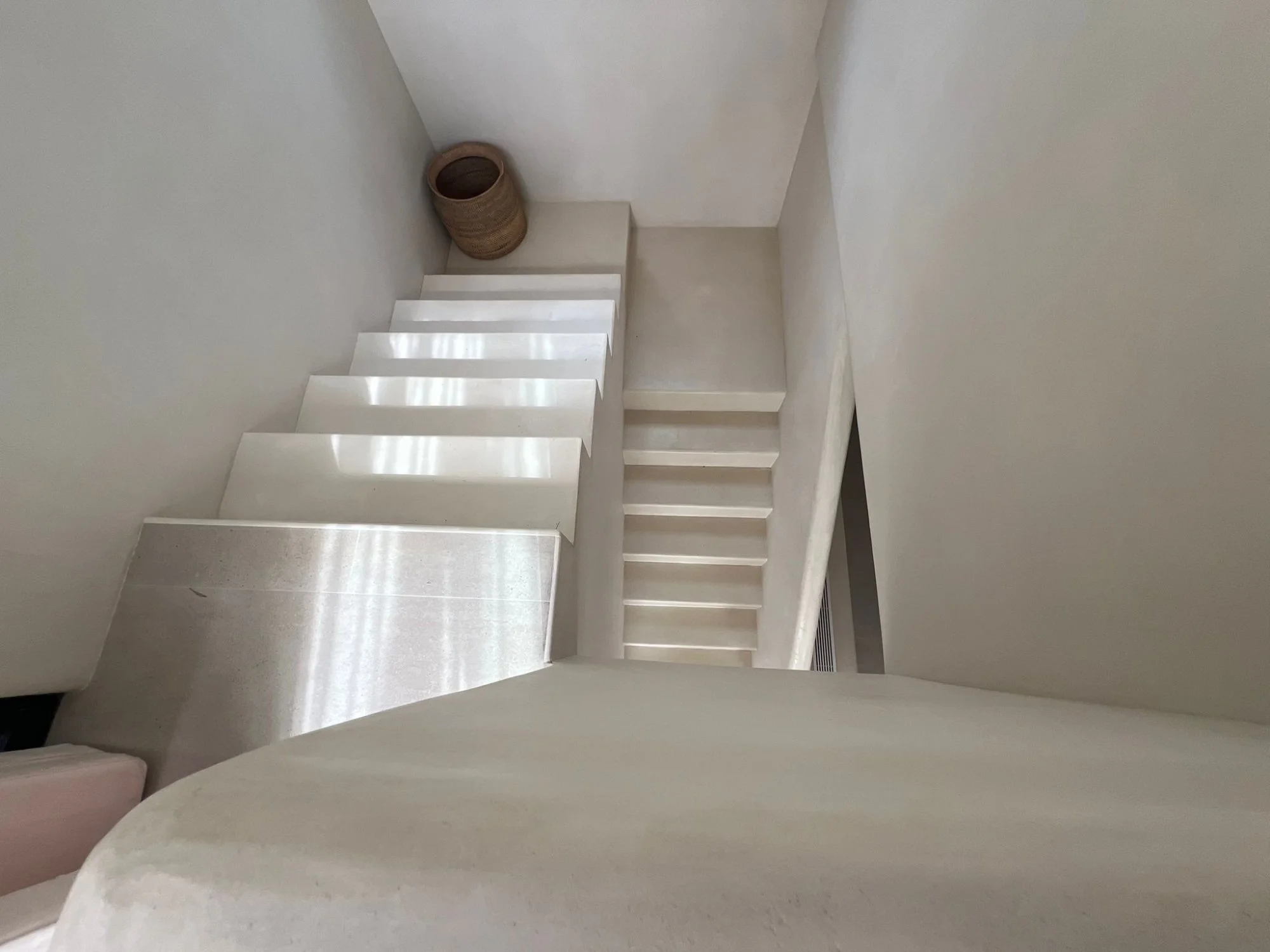 Reforma integral en Ibiza — escaleras de microcemento blanco