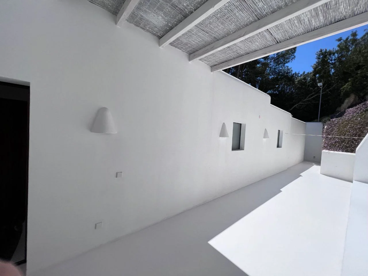 Terraza exterior blanca de finca tradicional reformada en Ibiza